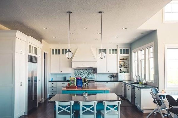 6 Astuces Créatives pour Optimiser l'Espace dans une Petite Cuisine
