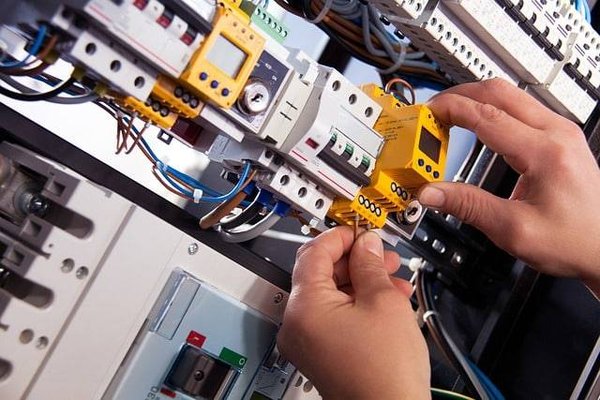 10 Conseils Essentiels pour Décrocher l'Offre d'Emploi d'Électricien de Vos Rêves